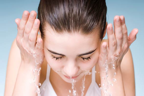 Rửa mặt trước khi dùng kem trị mụn thorakao