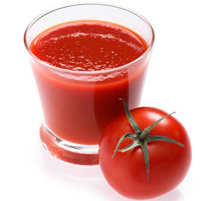 Dùng nước ép cà chua là một cách thu nhỏ lỗ chân lông mặt rất tốt