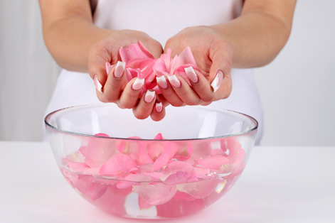 Cách làm se lỗ chân lông với nước hoa hồng 
