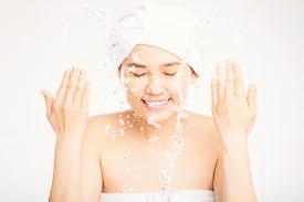 Rửa mặt thường xuyên cũng là một cách thu nhỏ lỗ chân lông
