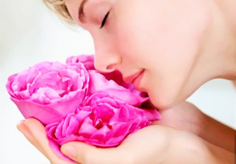 Phương pháp trị sẹo mụn hiệu quả bằng nước hoa hồng